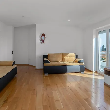 2 Bedroom Awesome In * 茨里克韦尼察